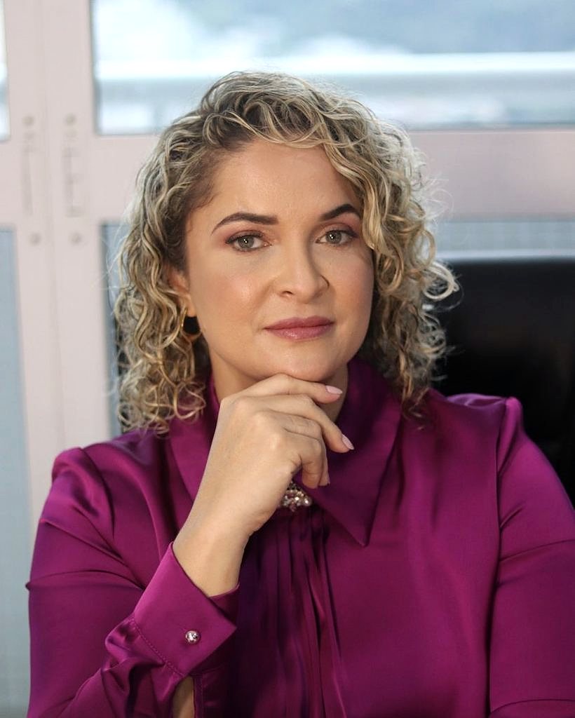 Dra. Adriana Silva, advogada previdenciária, em seu escritório em São Vicente