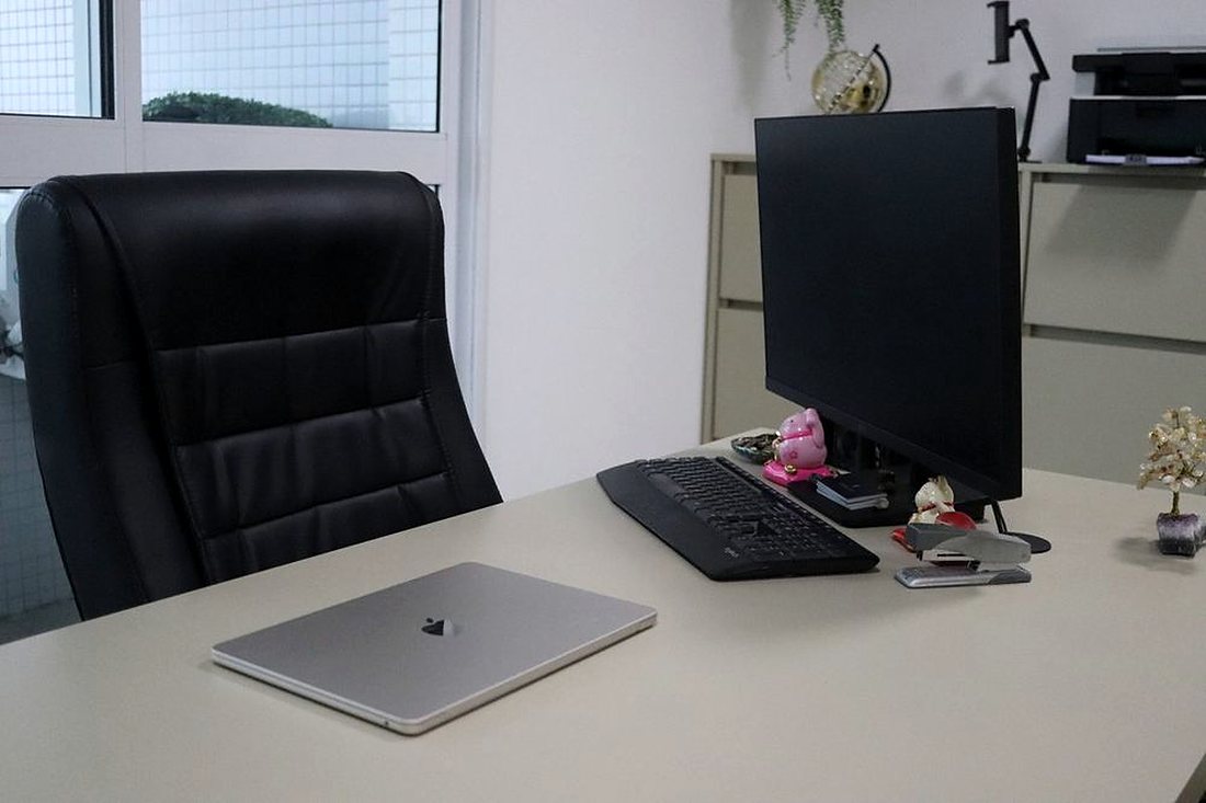 Sala de atendimento do escritório, com estação de trabalho