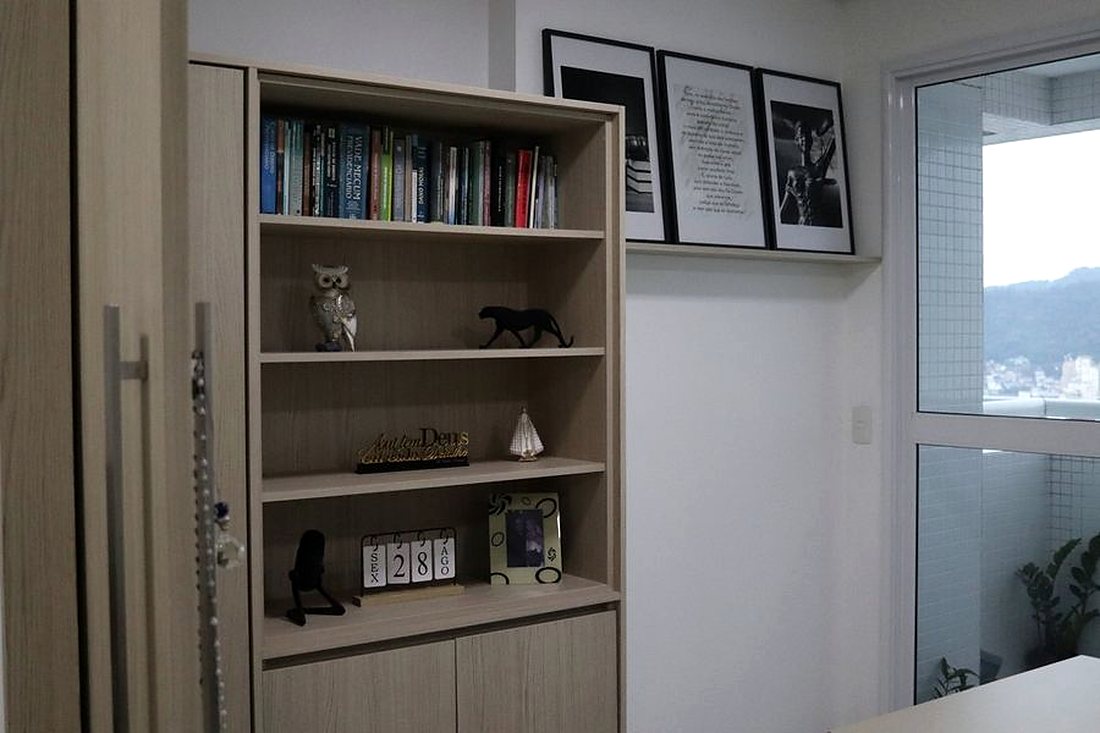 Estante com livros e quadros no escritório
