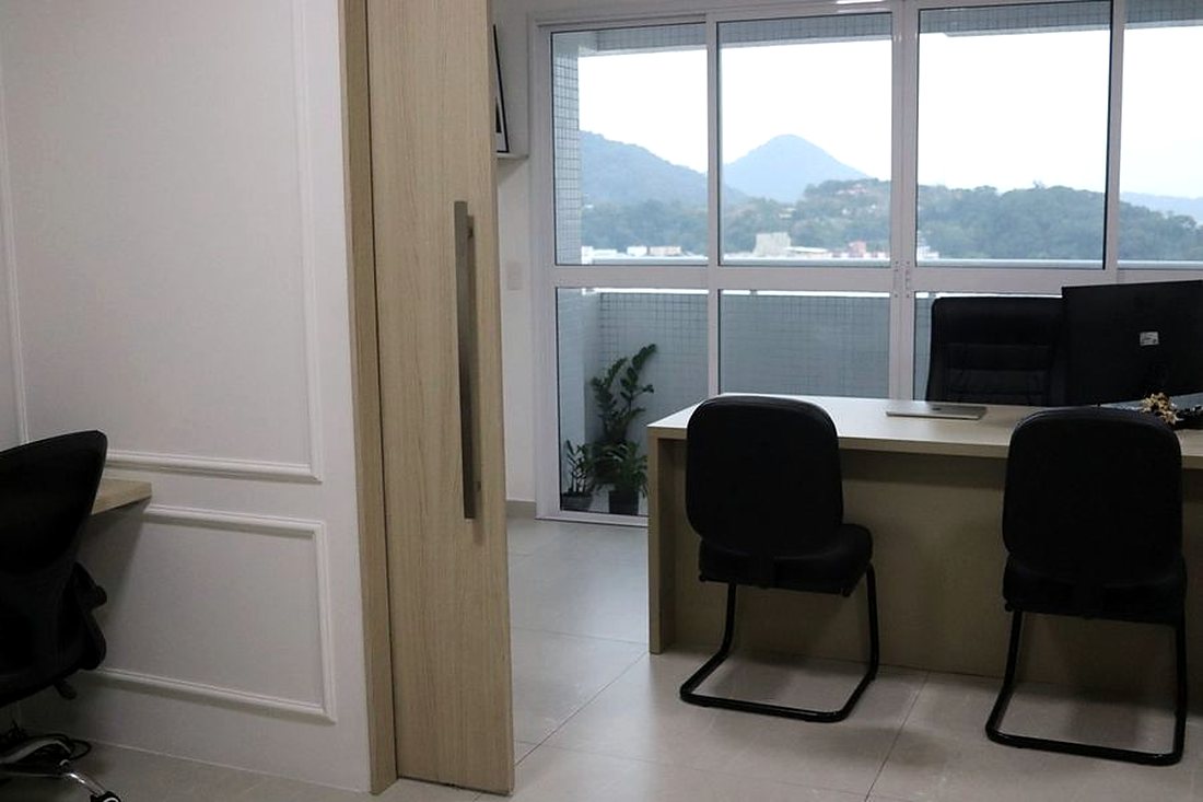 Estação de trabalho com vista para o morro, no Centro de São Vicente